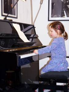 Kind 4 Jahre spielt Klavier