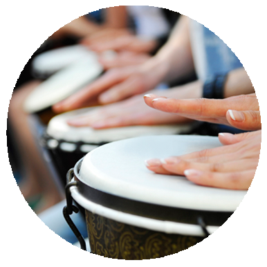 Gruppe spielt gemeinsam Djembe im Trommelkurs