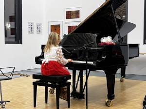 Kleine Pianistin am Flügel beim Weihnachtskonzert 2025