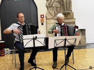Zwei Akkordeons beim Weihnachtskonzert 2025