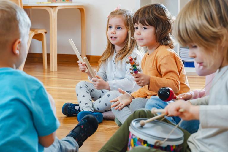 Kinder der musikalischen Früherziehung spielen gemeinsam Orff-Instrumente