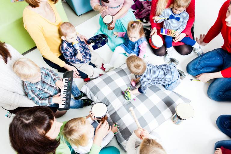 Gruppe kleiner Kinder in der musikalischen Früherziehung in Erfurt