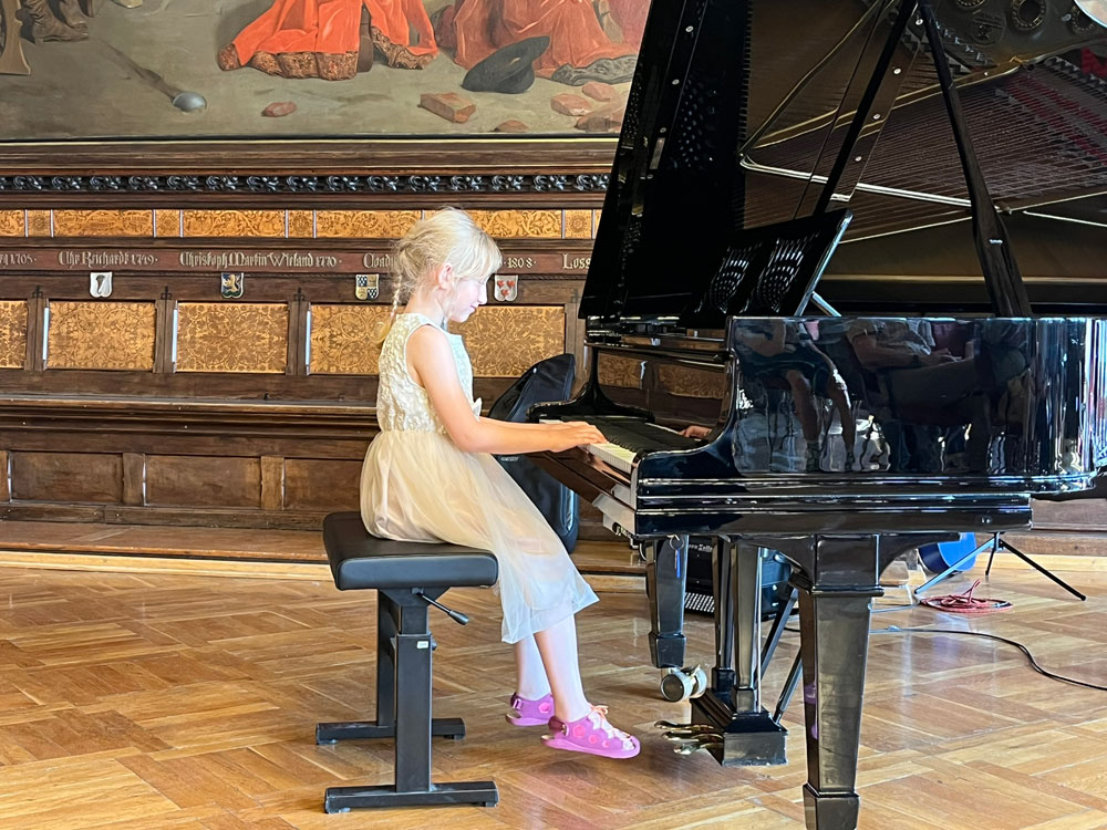 Alison am Klavier Sommerkonzert 2026
