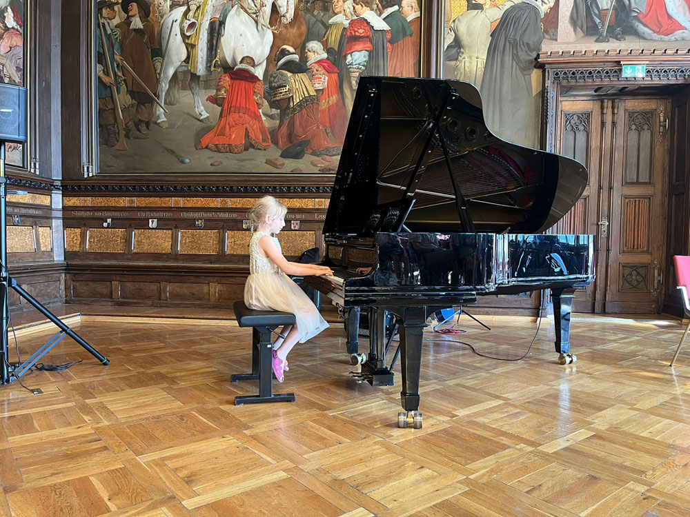 Alison am Klavier Sommerkonzert 2026