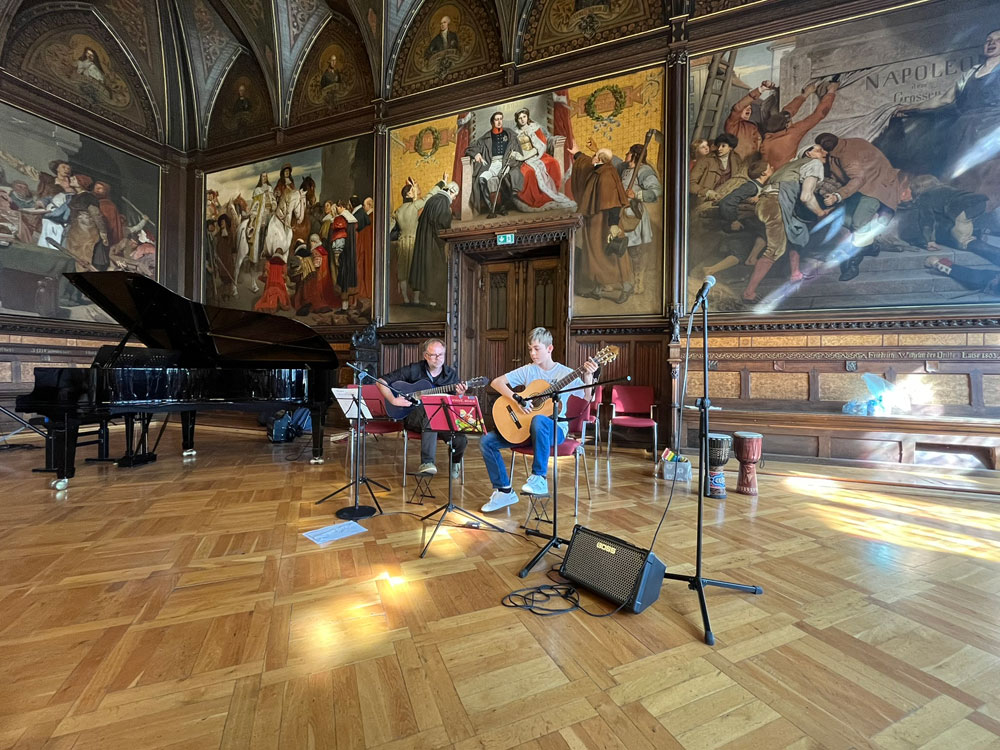 Bastian und sein Lehrer Marcel spielen Gitarre Sommerkonzert 2026