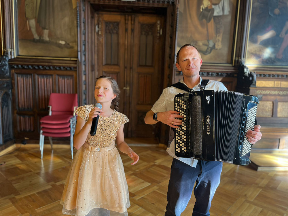 Ida singt und Robert begleitet sie mit Akkordeon Sommerkonzert 2026