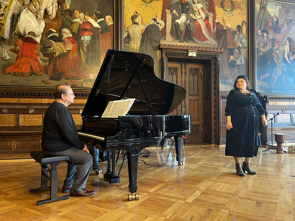 Maryna singt und Adolfo begleitet sie am Klavier Sommerkonzert 2026