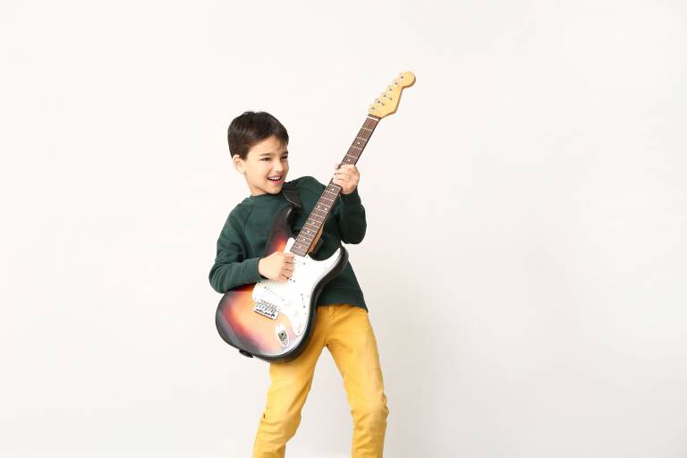 Junge spielt E-Gitarre im Unterricht der Musikschule Einfach Musikalisch