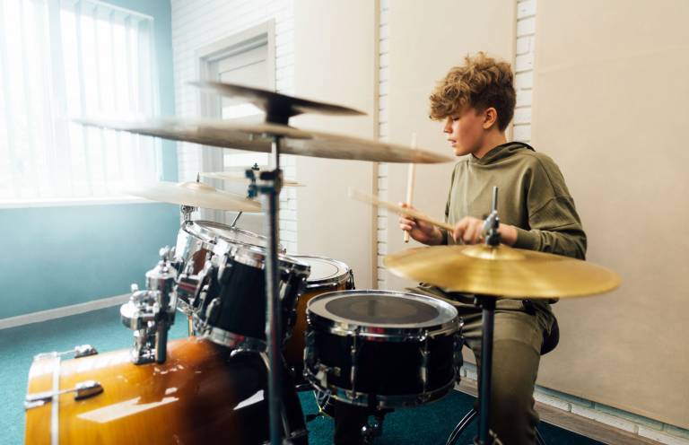 Junge spielt Schlagzeug im Schlagzeugunterricht der Musikschule Erfurt