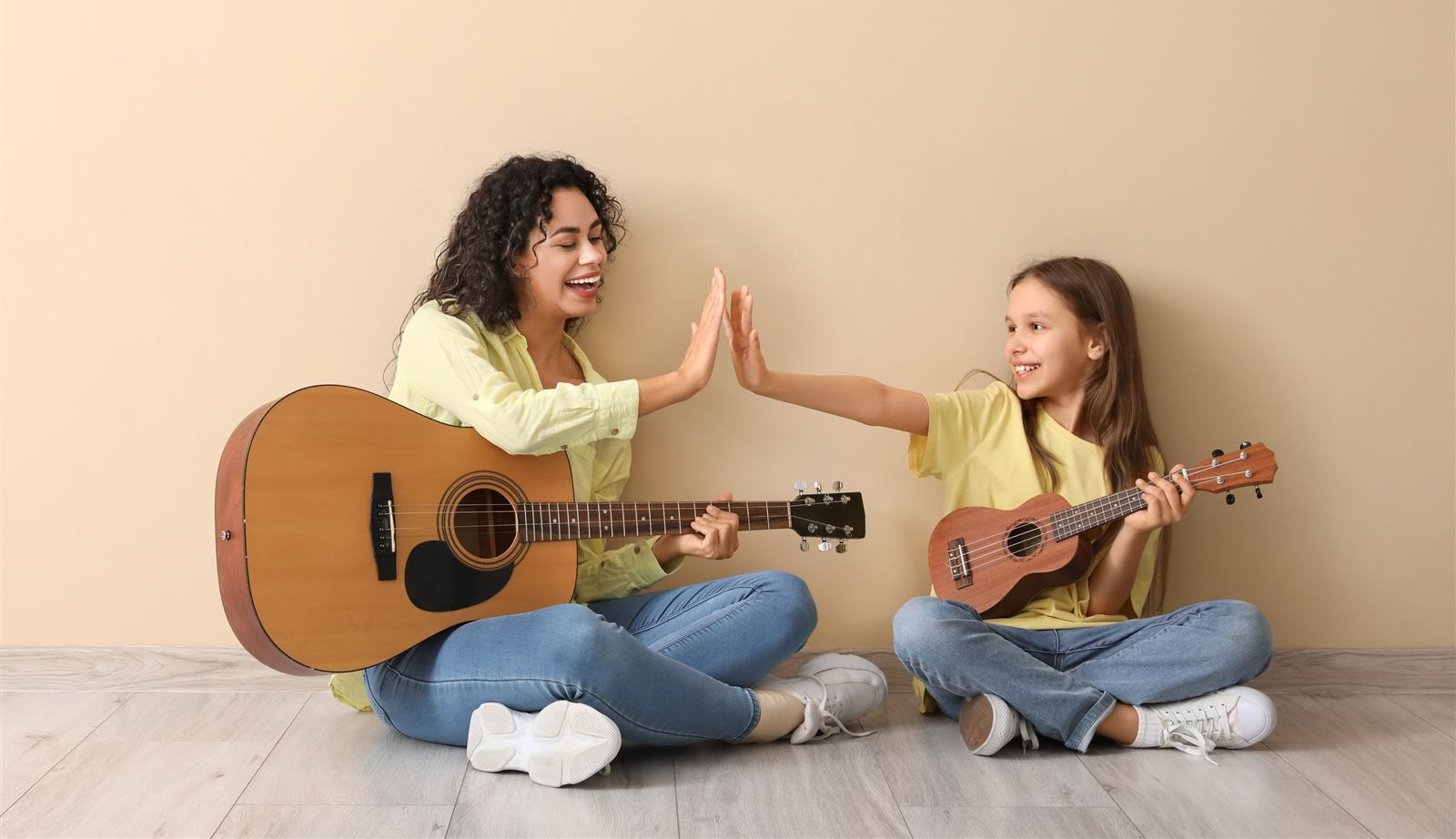 Mutter und Tochter spielen zusammen Gitarre und Ukulele – Tag der offenen Tür in der Musikschule Einfach Musikalisch in Erfurt