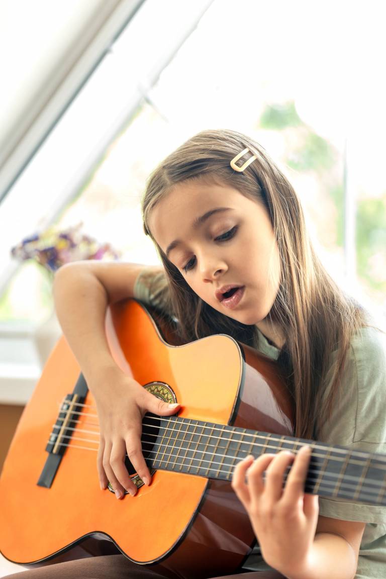 Mädchen übt Gitarre im Gitarrenunterricht der Musikschule Erfurt