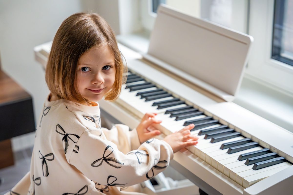Mädchen lernt Klavier im Musikkurs an der Grundschule am Steigerwald in Erfurt