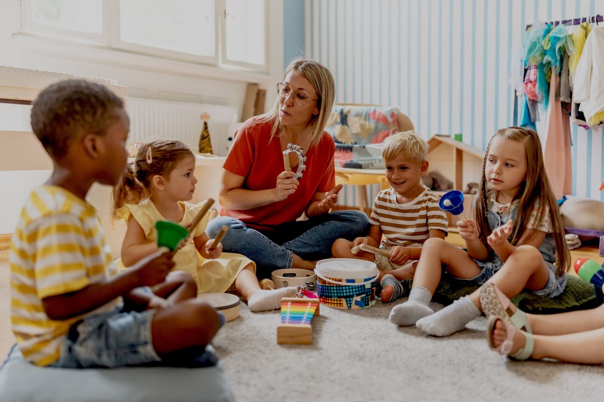Kleine Kinder musizieren mit der Lehrerin im Musikkurs der KiTa Strolche in Erfurt