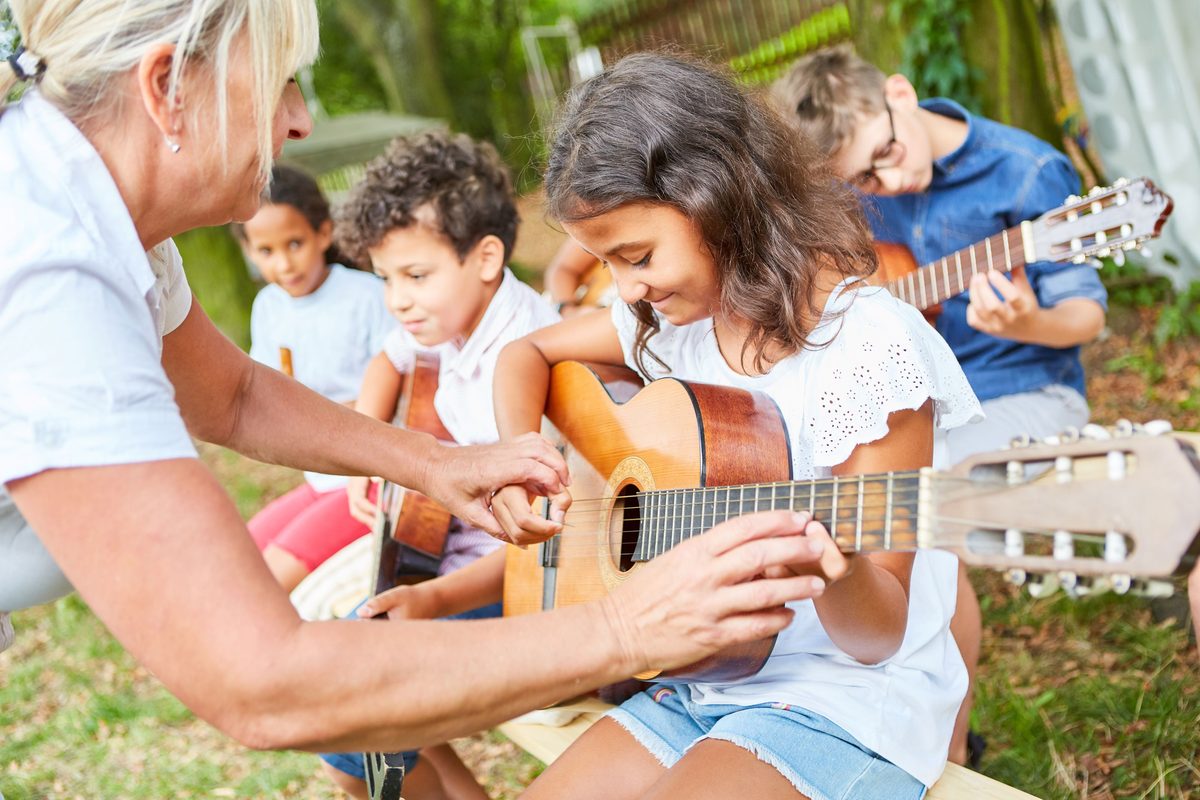 Kindergruppe lernt gemeinsam Gitarre im Musikkurs an der Puschkinschule Erfurt