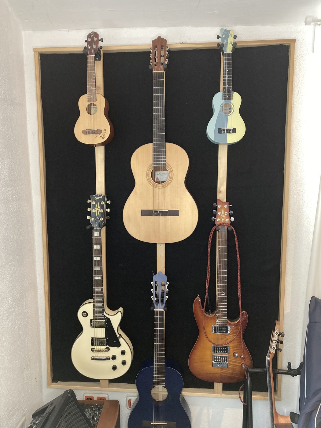 Gitarren, E-Gitarren und Ukulelen hängen an der Wand im Unterrichtsraum der Musikschule Erfurt