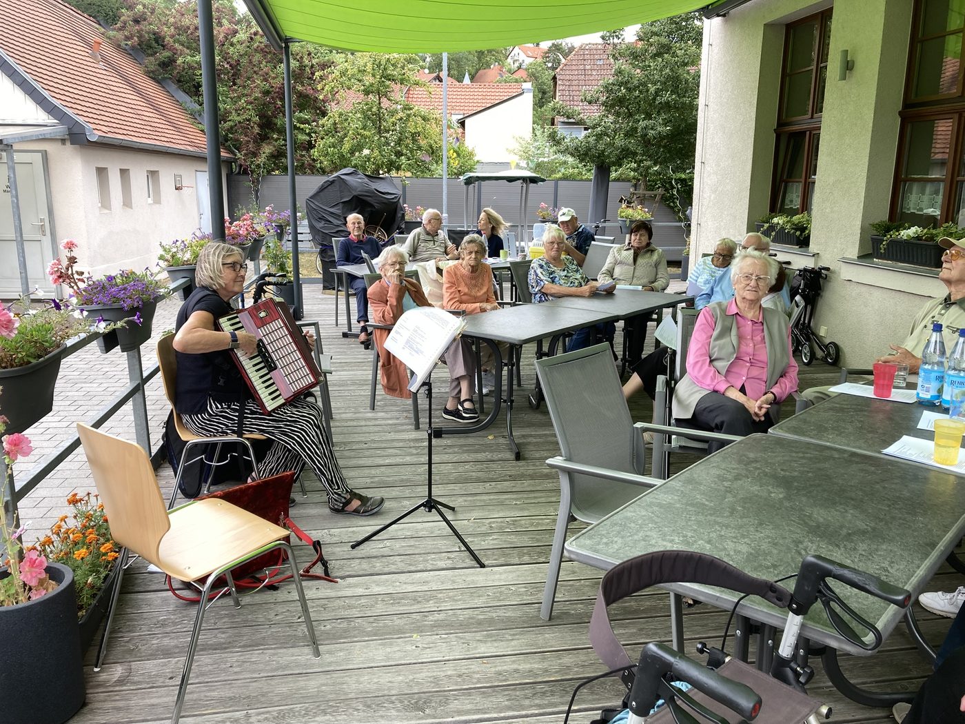 Sommerkonzert der Musikschule Einfach Musikalisch auf der Terrasse der Tagespflege Hochheim in Erfurt