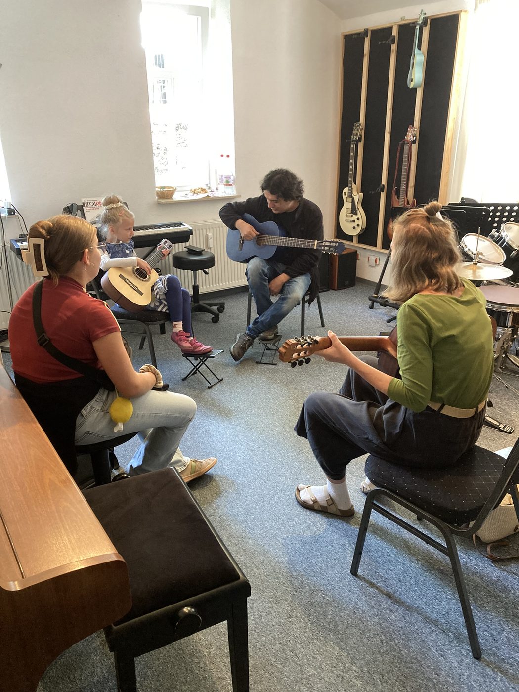 Besucher probieren beim Tag der offenen Tür in der Musikschule Erfurt Gitarre aus