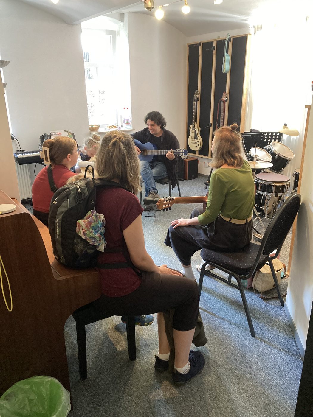 Gitarrenrunde beim Tag der offenen Tür in der Musikschule Einfach Musikalisch in Erfurt