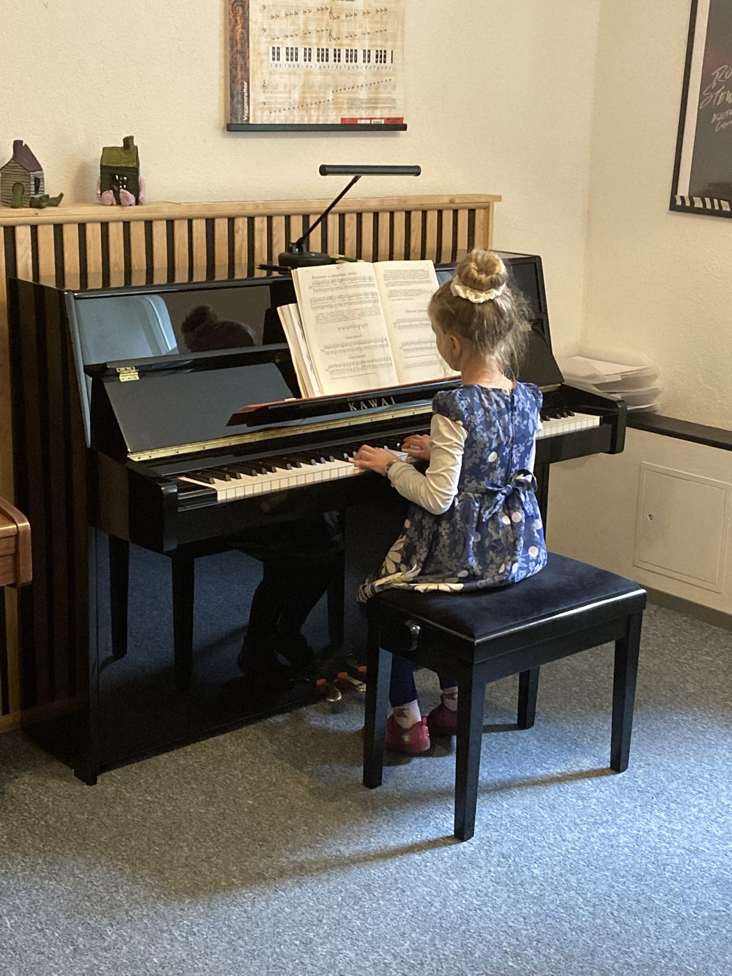 Mädchen spielt beim Mini-Konzert der Musikschule Erfurt Klavier