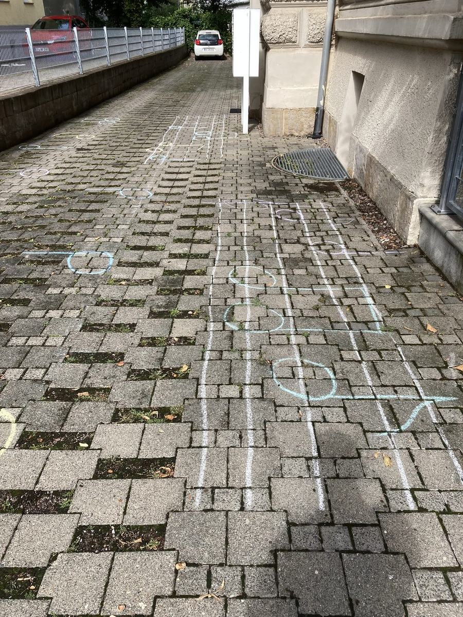 Notenlinien und Notenschlüssel mit Kreide auf dem Gehweg vor der Musikschule Erfurt