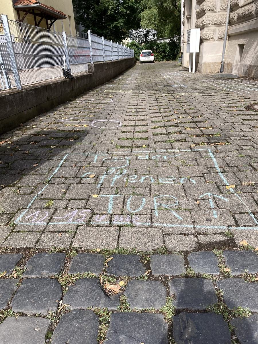 Mit Kreide bemalter Weg zum Eingang der Musikschule in der Steigerstraße 39 in Erfurt