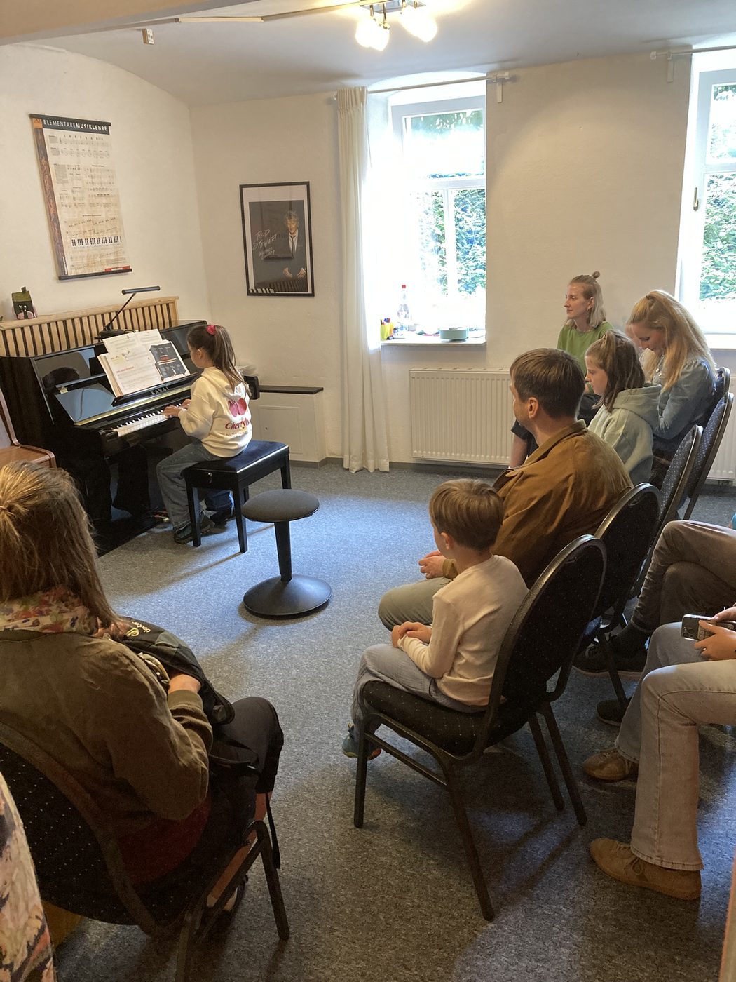Mini-Konzert der Schüler beim Tag der offenen Tür, die Gäste hören zu