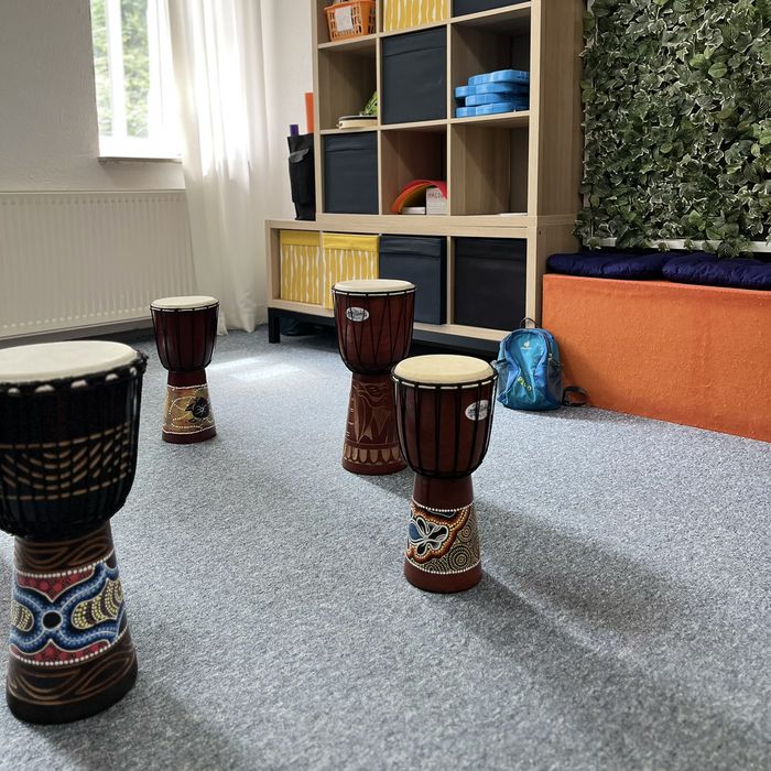 Djembe-Trommeln im Gruppenraum