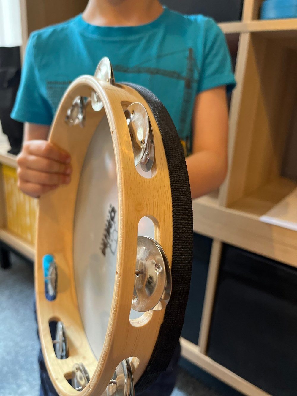 Kind hält ein Tamburin in der Musikalischen Früherziehung in Erfurt
