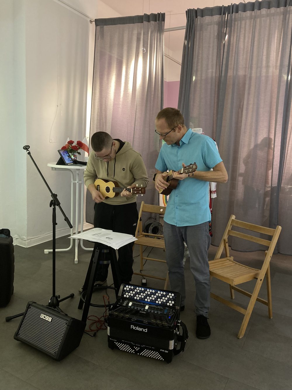 Robert und sein Schüler spielen Ukulele bei der Polnischen Vielfalt von Aktywny Erfurt