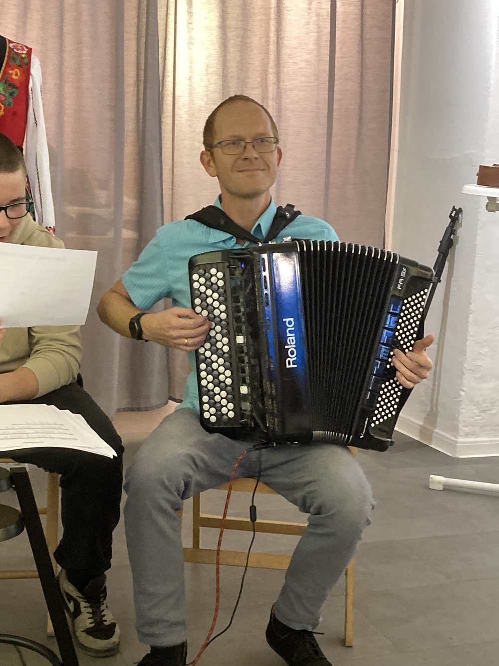 Robert Nowacki, Schulleiter von Einfach Musikalisch, mit seinem Akkordeon